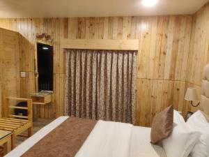 Postel nebo postele na pokoji v ubytování The Mountain Shades Resort