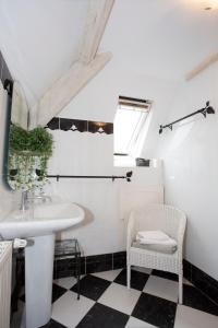 ein Badezimmer mit einem Waschbecken und einem Stuhl in der Unterkunft Chambres d'Hôtes Etché in Lacarry-Arhan-Charritte-de-Haut
