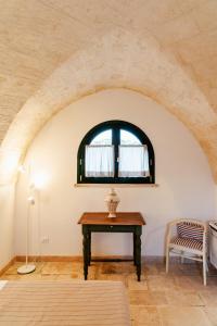 a room with a table and a window at Masseria Gorgognolo in Ostuni