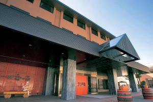 二世古甘露之森酒店的前面有长凳的建筑