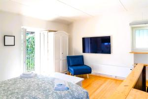 Un dormitorio con una cama y una silla azul. en Rustico in pietra, en Brissago