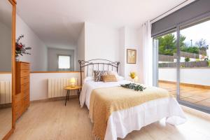 Un dormitorio con una cama y una ventana grande. en SeaViews Elegance by Fidalsa, en Calafell 22 fotos más