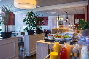 a restaurant with food on a counter with drinks at Hotel Oepkes in West-Terschelling