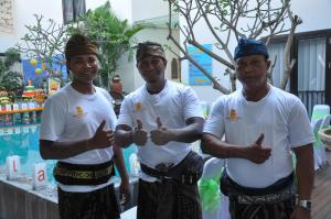 Un grupo de tres hombres dando el pulgar hacia arriba en Bali Sunset Villa, en Seminyak 56 fotos más