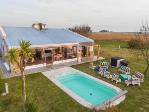una vista aerea di una casa con piscina di Alma Drabble a José Enrique Rodó