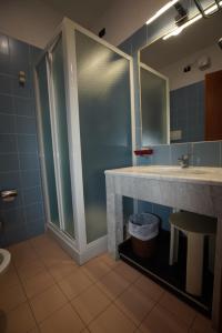 Koupelna v ubytování Hotel Rivadoro-Spiaggia ombrellone e lettini-Piscina-Parcheggio