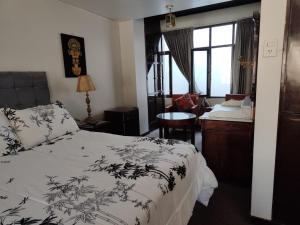 Un dormitorio con una cama y un escritorio y una ventana. en Maison plaza Suit plaza de armas, en Arequipa 4 fotos más
