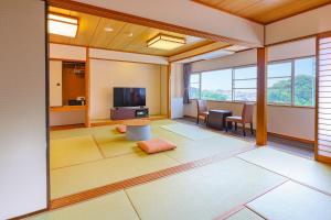En TV eller et underholdningssystem på Ooedo Onsen Monogatari Premium Iseshima