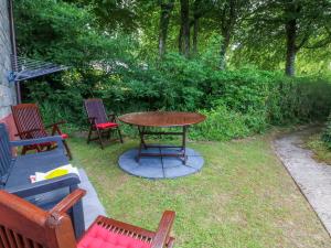 a table and chairs in a yard with a table and chairs at 4 The Park in Bude +8 photos