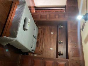 einen Blick über ein Zimmer mit einem Bett und Schränken in der Unterkunft Varanda Itaipava! in Petrópolis