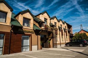 登比察Gościniec Dębicki的一栋建筑前停着一辆车