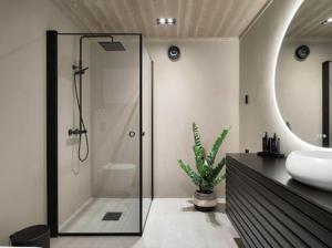 a bathroom with a glass shower and a sink at Flygende utsiktshytte med magisk utsikt in Sogndal +35 photos