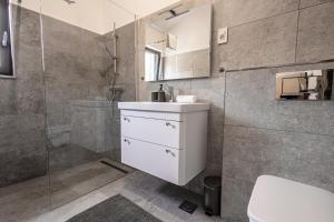 Koupelna v ubytování Villa Bosilen with private pool, near Trogir, Split airport, quiet area, family villa