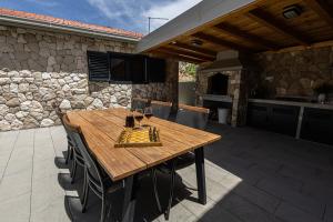 Patio nebo venkovní prostory v ubytování Villa Bosilen with private pool, near Trogir, Split airport, quiet area, family villa
