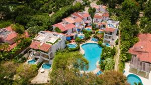Bazén v ubytování Merlin Bay Beach Villas nebo v jeho okolí