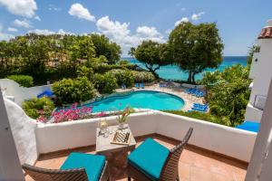 Bazén v ubytování Merlin Bay Beach Villas nebo v jeho okolí