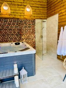 Koupelna v ubytování Gîte de charme avec SPA dans le magnifique château d'Esnes