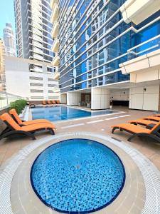 una piscina in un edificio con sedie e un edificio di Barceló Residences Dubai Marina a Dubai