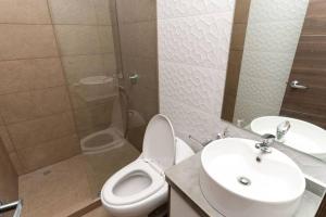 un baño con inodoro y lavabo en MV Departamento 2, en Baños