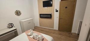 Pokój z łóżkiem z ręcznikami na stole w obiekcie Habitaciones Universal w Madrycie +37 zdjęć