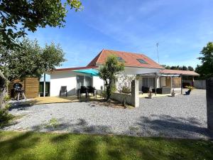 una casa con una entrada de grava en Lendre, en Méritein