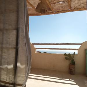 阿加迪尔Aghroud bay house的窗户享有海景。