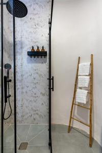 a shower door with two figurines on a shelf at Loft Suite Frutos in Seville