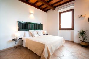 Giường trong phòng chung tại Seaview house free parking & private garden