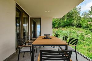 Un comedor con mesa y sillas en un patio. en Appartement Carpe Diem, en Ičići