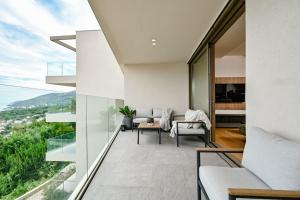 Una sala de estar con balcón con vista. en Appartement Carpe Diem, en Ičići