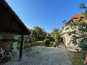 uitzicht op de oprit van een huis bij FLH - Casa Gheti in Sighişoara +5 foto's