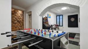 sala de estar con futbolín grande en Magyaros-szecessziós Villa, en Budapest