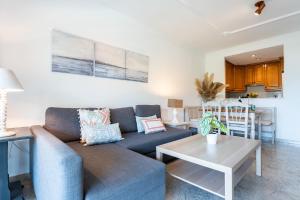 un soggiorno con un divano e un tavolo di MalagaSuite Marbella Pool Paradise a Marbella