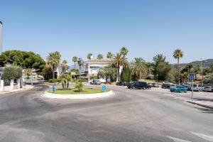 una strada vuota con auto parcheggiate sulla strada di MalagaSuite Marbella Pool Paradise a Marbella