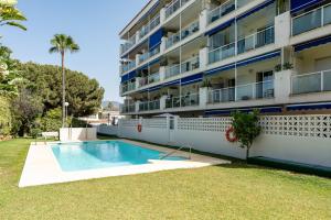 una piscina di fronte a un edificio di MalagaSuite Marbella Pool Paradise a Marbella
