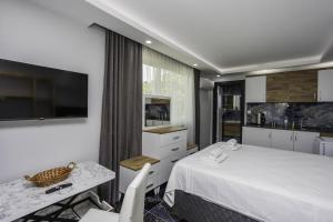 Kuchyň nebo kuchyňský kout v ubytování Terra Garden Hotel