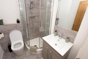 Ένα μπάνιο στο Modern Luxury 2Bed Apartment - City Centre