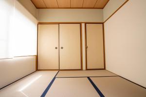 ein leerer Raum mit drei Schränken und einem Fenster in der Unterkunft Cottage Coliberty in Nakashima + 31 Fotos