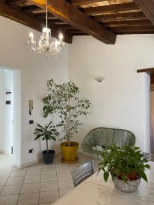 ein Esszimmer mit zwei Stühlen und einem Kronleuchter in der Unterkunft Affittacamere A Modo Mio in Foligno