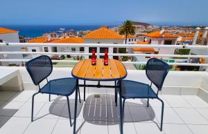 Uma varanda ou terraço em Tranquil Hillside with Oceanview and Pool