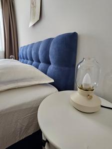 een slaapkamer met een bed en een tafel met een klok erop bij House Tereza in Vodice