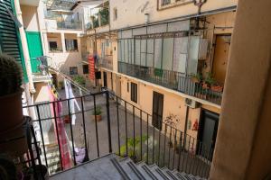 - un balcon offrant une vue sur une ruelle dans l'établissement Casa Come Una Volta, à Rome