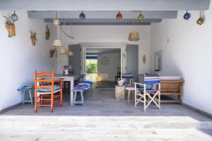 un comedor con sillas coloridas y una mesa en Villa Baliba, en Hyères