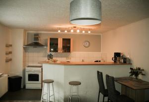 a kitchen with a counter and a table and chairs at Ferienwohnung Zum Lederbernd in Beierfeld