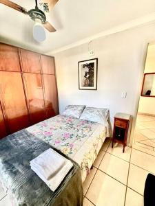 une chambre avec un lit et une table de chevet dans l'établissement Apartamento Veneza, à Franca 34 autres photos