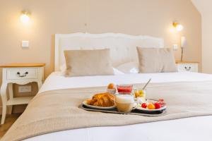 Demeures & Châteaux - Hôtel de la porte Saint-Malo - DINAN客房内的一张或多张床位