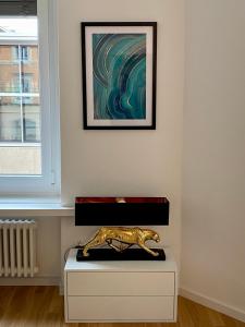 a gold dog statue sitting on top of a drawer at KAYA Zurich Apartment SAPPHIRE - Downtown 2BR Deluxe Apt in Zürich
