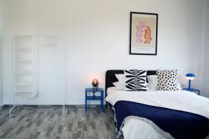 a bedroom with a bed and a white wall at Bulldog Studio in Năvodari