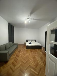 Postel nebo postele na pokoji v ubytování Old Square Apart