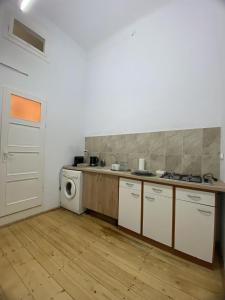 Kuchyň nebo kuchyňský kout v ubytování Old Square Apart